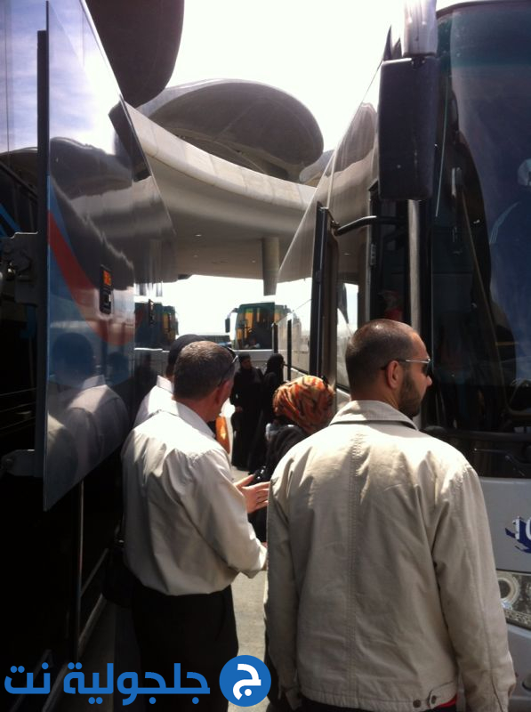 معتمري الطائرة من جلجولية يصلون  الى الحدود الاردنية الاسرائيلية 
